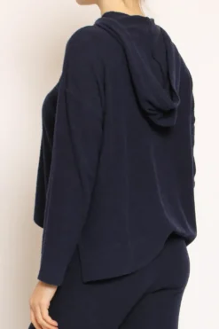 Maglia in bouclu00e8 elasticizzato con cappuccio blu