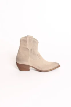 Stivaletto in crosta beige