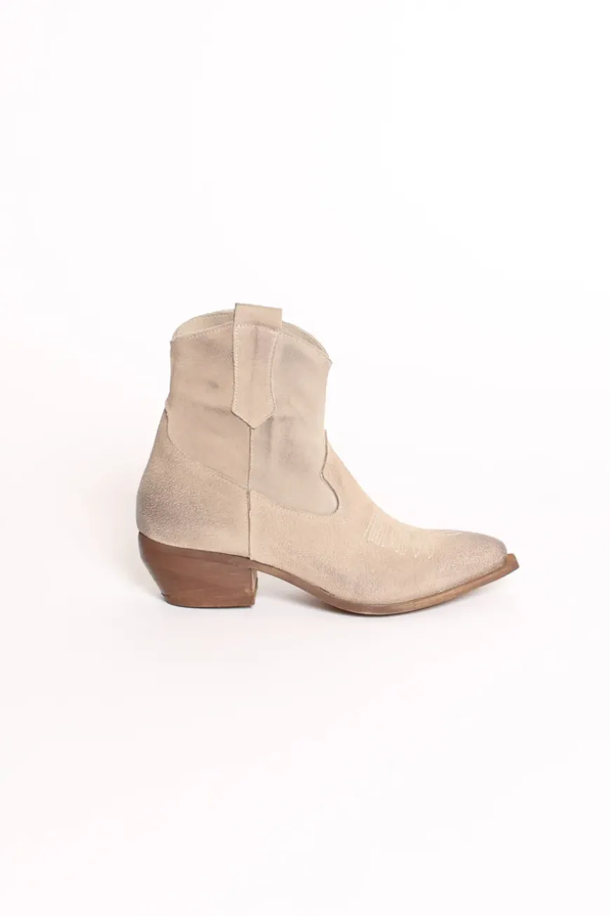 Stivaletto in crosta beige