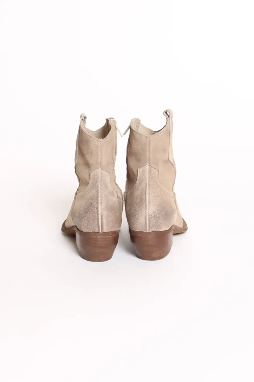 Stivaletto in crosta beige